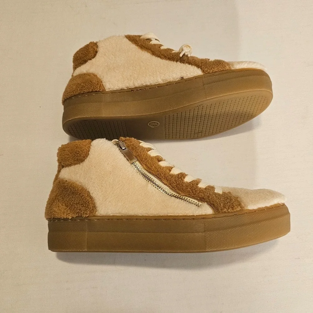 Scoop Faux Fur Sherpa Gum Sole Sneakers Tan Cream NWOB Size 7.5
